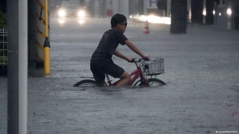 Tifón Dujuan golpea Japón: saldo de dos muertos y miles de hogares sin luz