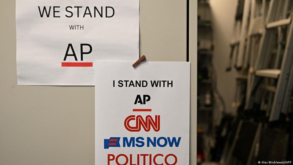 Periodistas vetados por Trump recuperan acceso a la Casa Blanca tras orden judicial