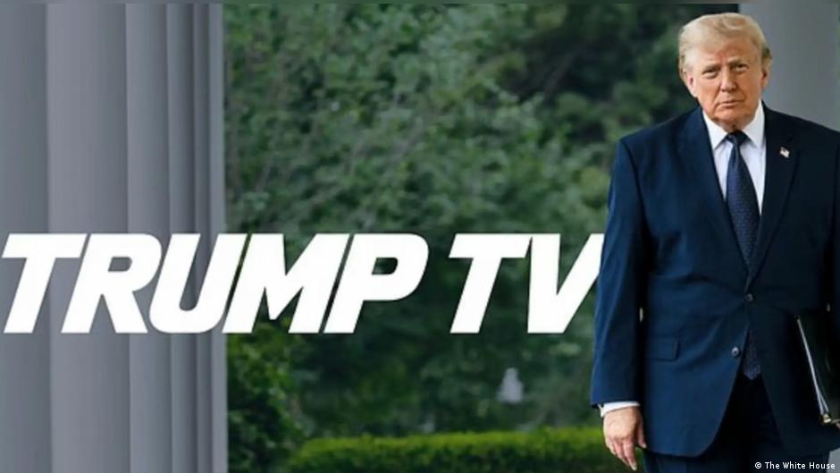 Medios de comunicación desafían a Trump en tribunales tras revocación de credenciales