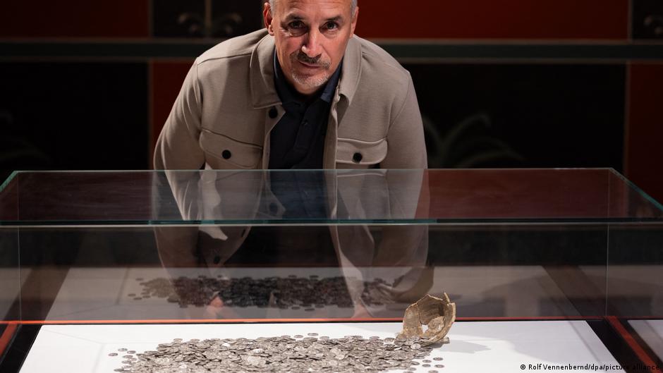 Exhiben en Bonn un histórico tesoro de denarios romanos hallado en Alemania