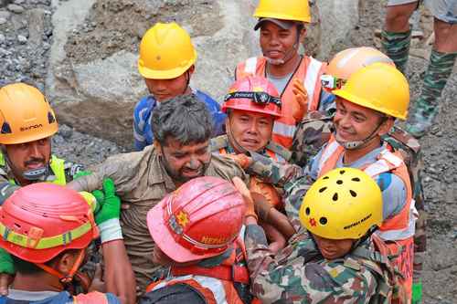 Rescatan a dos trabajadores en Nepal tras nueve días atrapados por inundaciones