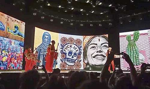 David Byrne cautiva al público en el Teatro Metropólitan con una propuesta minimalista y política
