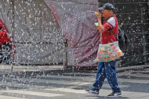 El arte de vender fantasía en medio del caos urbano capitalino
