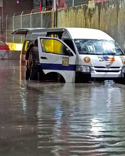 Tragedia en Tultitlán: Seis personas mueren intoxicadas tras quedar varadas en una combi durante inundación