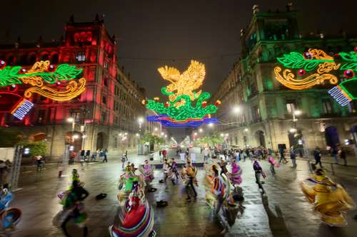 El Zócalo capitalino se viste de gala con el encendido de luces patrias