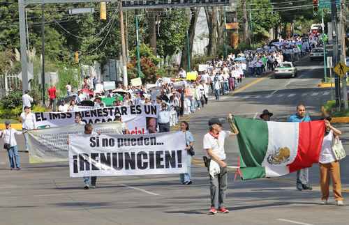 Trabajadores del IMSS-Bienestar marchan en Xalapa ante crisis por desabasto
