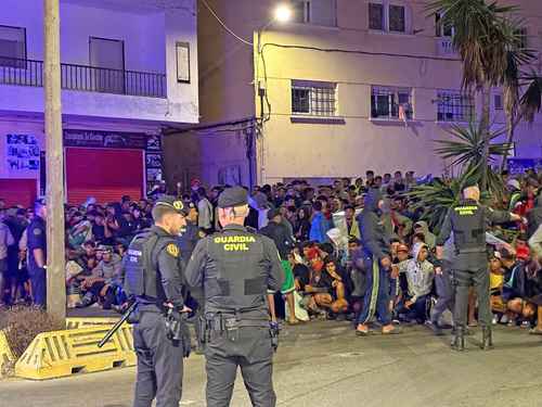 Crisis migratoria en Ceuta: tensión y caos por plazas limitadas en nuevo albergue