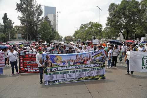 Trabajadores del IMSS bloquean Circuito Interior en protesta por aumento salarial y falta de insumos
