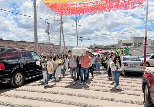 Dan el último adiós a estudiantes de la UAEMÉX en Otumba